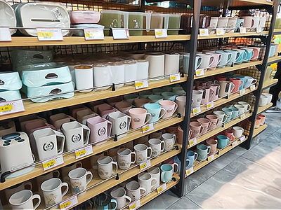 &ldquo;生活日用品、學(xué)習(xí)用品、小電子產(chǎn)品,地鐵口小商品店應(yīng)有盡有!&rdquo;